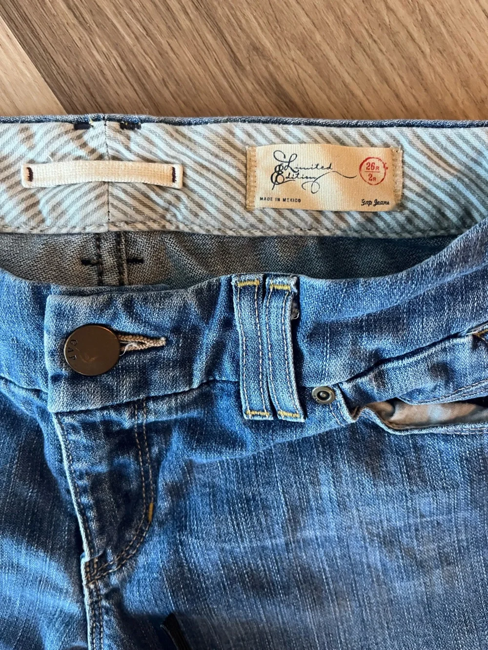 GAP Limited Edition Low Rise Flare Jeans Women’s 26 Regular Y2K Medium Wash - Picture 6 of 11